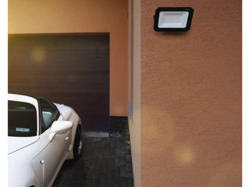 Ïðîæåêòîð LED 50W 4000K 5000lm 120 x 120 25000h IP65 ÷åðåí SIMPO EMOS